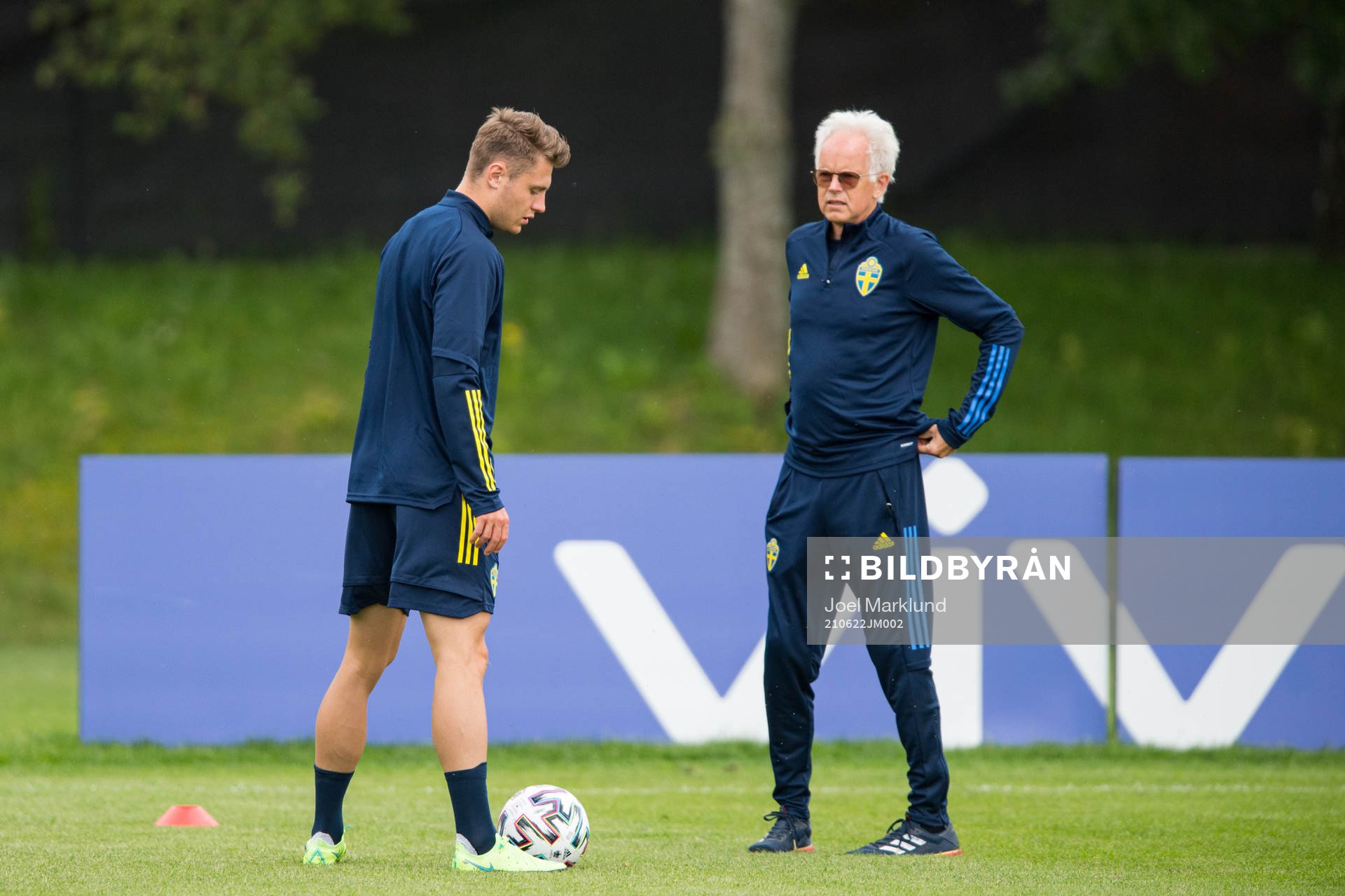 Mattias Svanberg and team doctor Anders Valentin of the