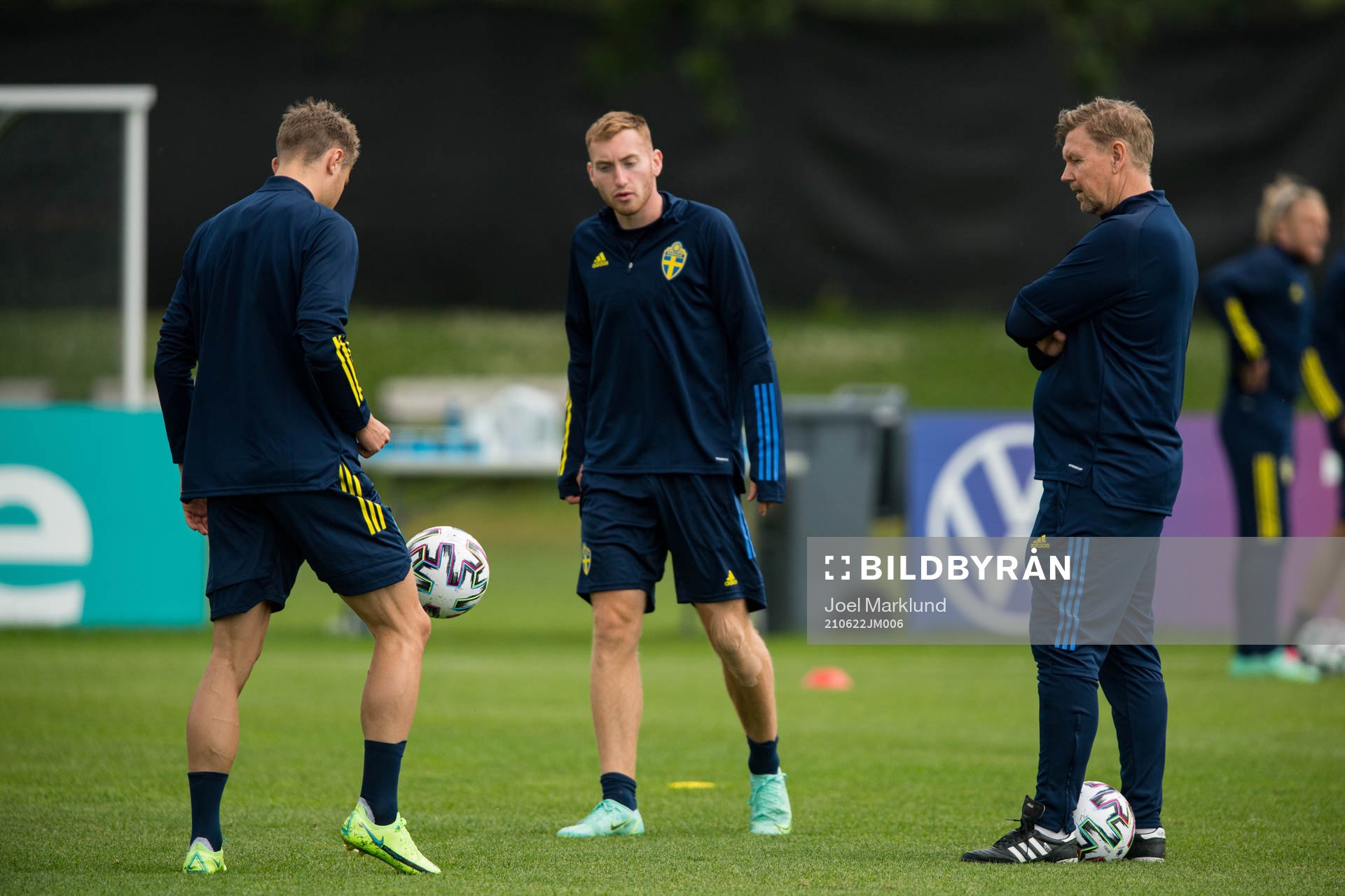 Mattias Svanberg, Dejan Kulusevski and assistant coach