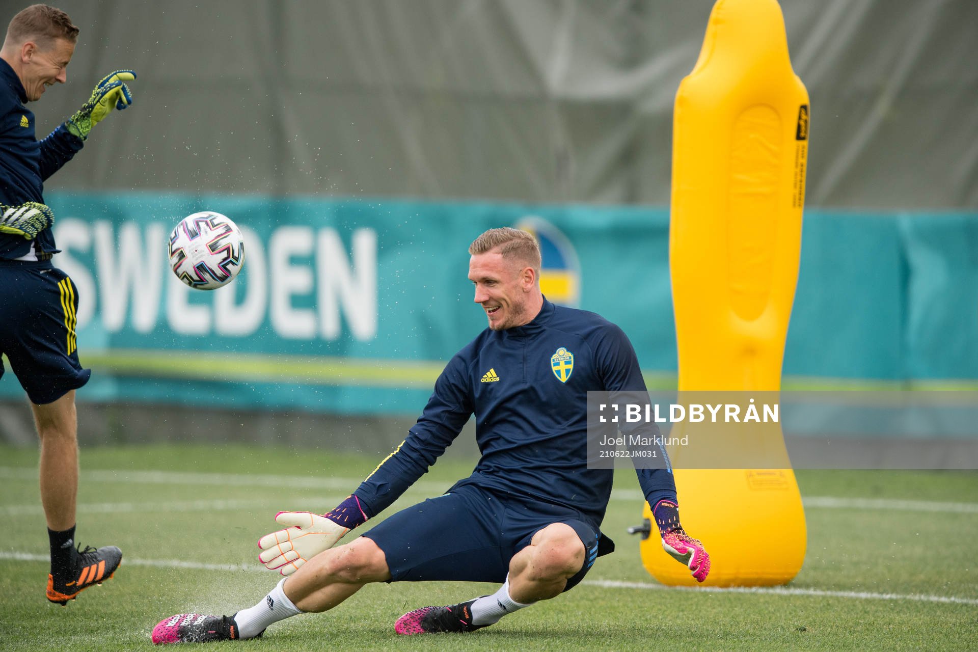 Goalkeeper coach Maths Elfvendal and goalkeeper Robin Olsen
