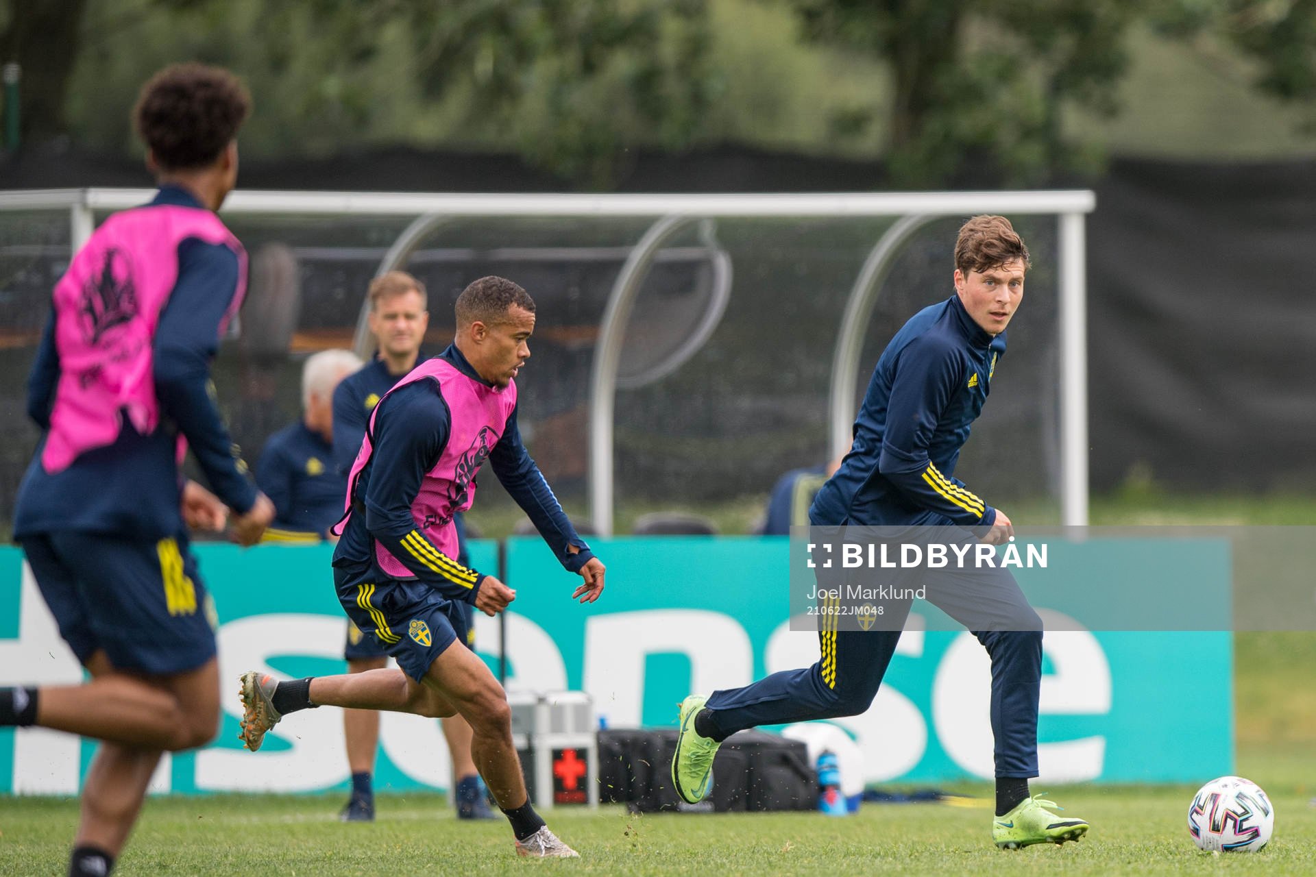 Robin Quaison and Victor Nilsson Lindelöf of the Swedish