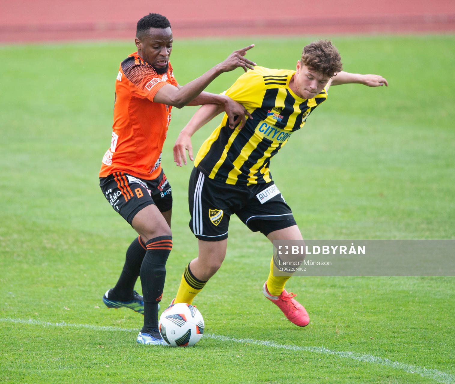 IFK Hässleholms Max Nilsson (född 2005) steget före Karlskronas Mike Andrew  i matchen i div. 2 mellan Karlskrona och IFK Hässleholm i Karlskrona 22 juni 2021.
