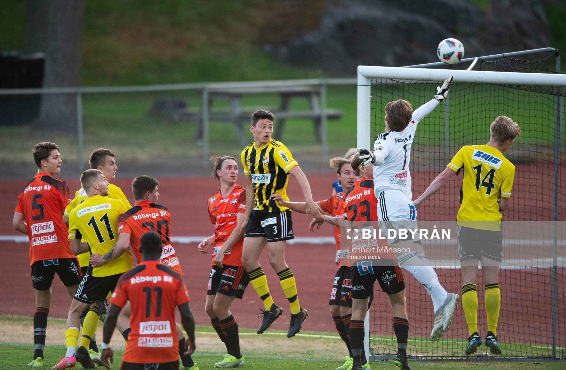 IFK Hässleholms Isak Orajärvi nickar och Karlskronas målvakt Liam Pettersson räddar i matchen i div. 2 mellan Karlskrona och IFK Hässleholm i Karlskrona 22 juni 2021.