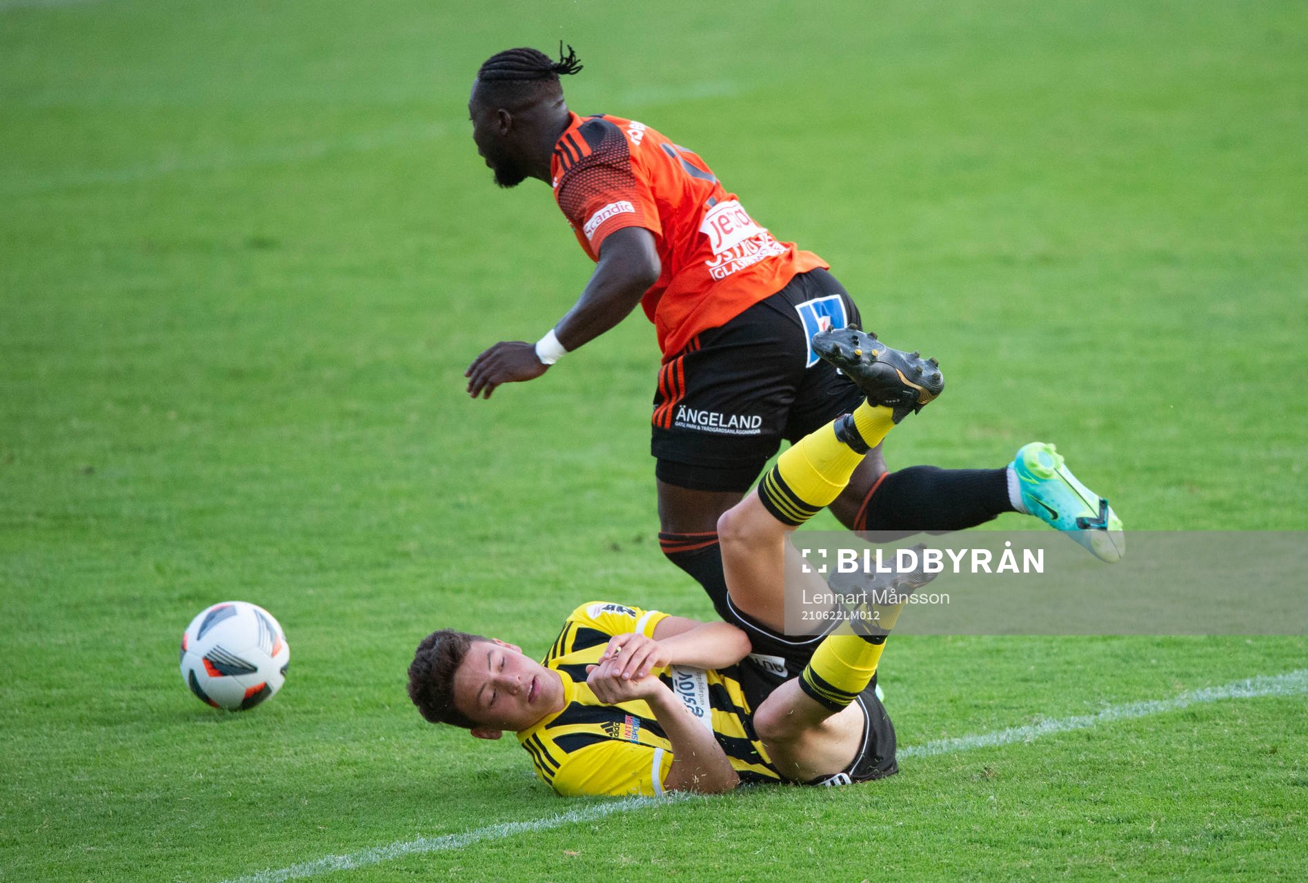 IFK Hässleholms Isak Orajärvi mot Karlskrona Mike Andrew