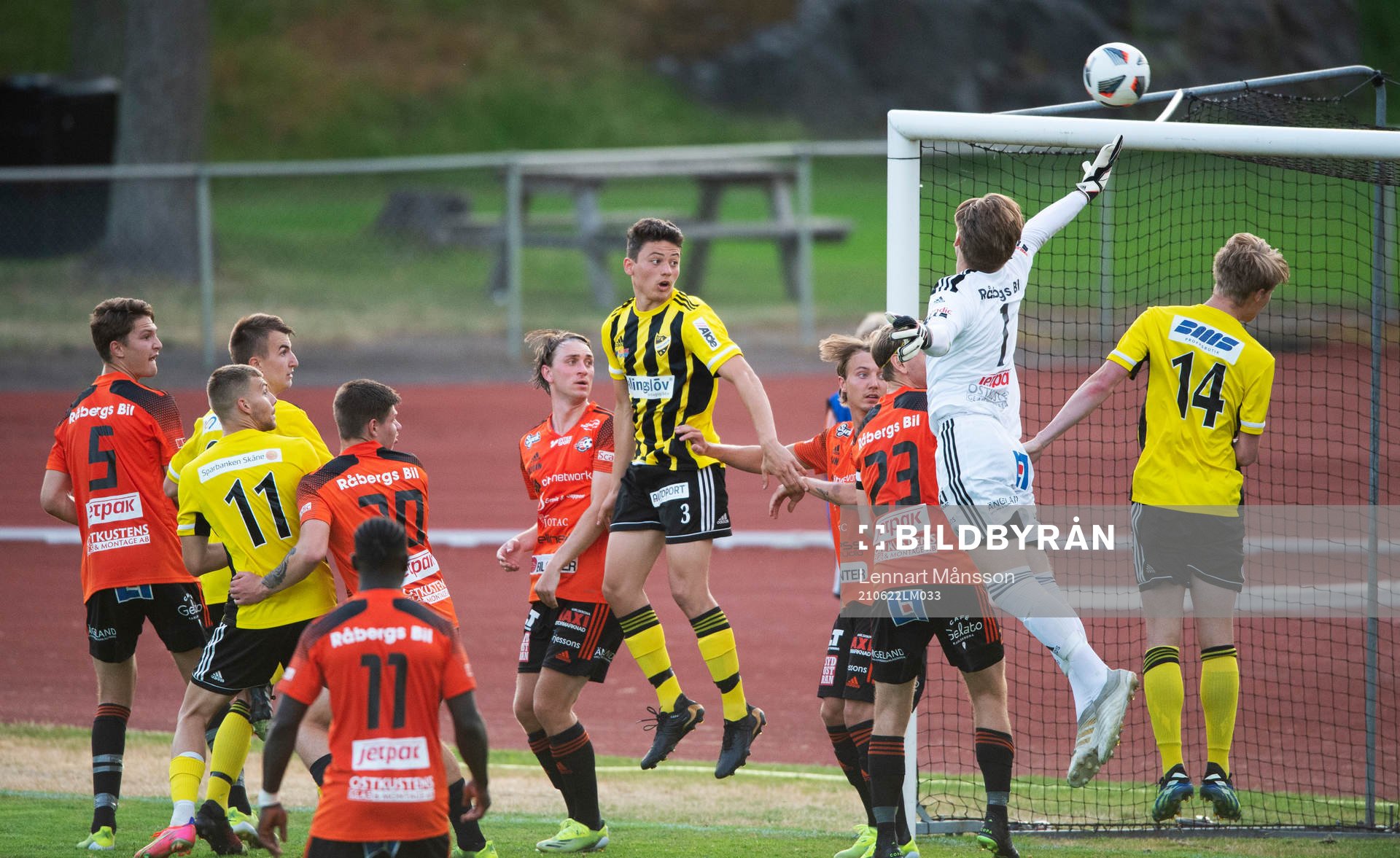 IFK Hässleholms Isak Orajärvi nickar och Karlskronas målvakt tippar bollen över ribban i matchen i div. 2 mellan Karlskrona och IFK Hässleholm i Karlskrona 22 juni 2021.