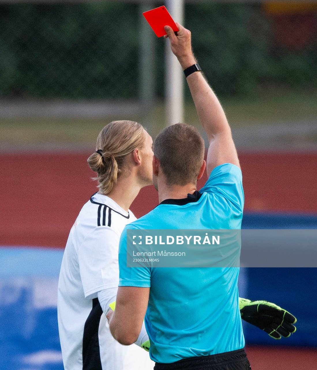 IFK Hässleholms målvakt Carl Lundahl Persson har blivit ojuste attackerad men målet som betydde 2-1 i 90:e minuten godkänns och vilda protester vilket leder till rött kort för Carl i matchen i div. 2 mellan Karlskrona och IFK Hässleholm i Karlskrona 22 juni 2021.