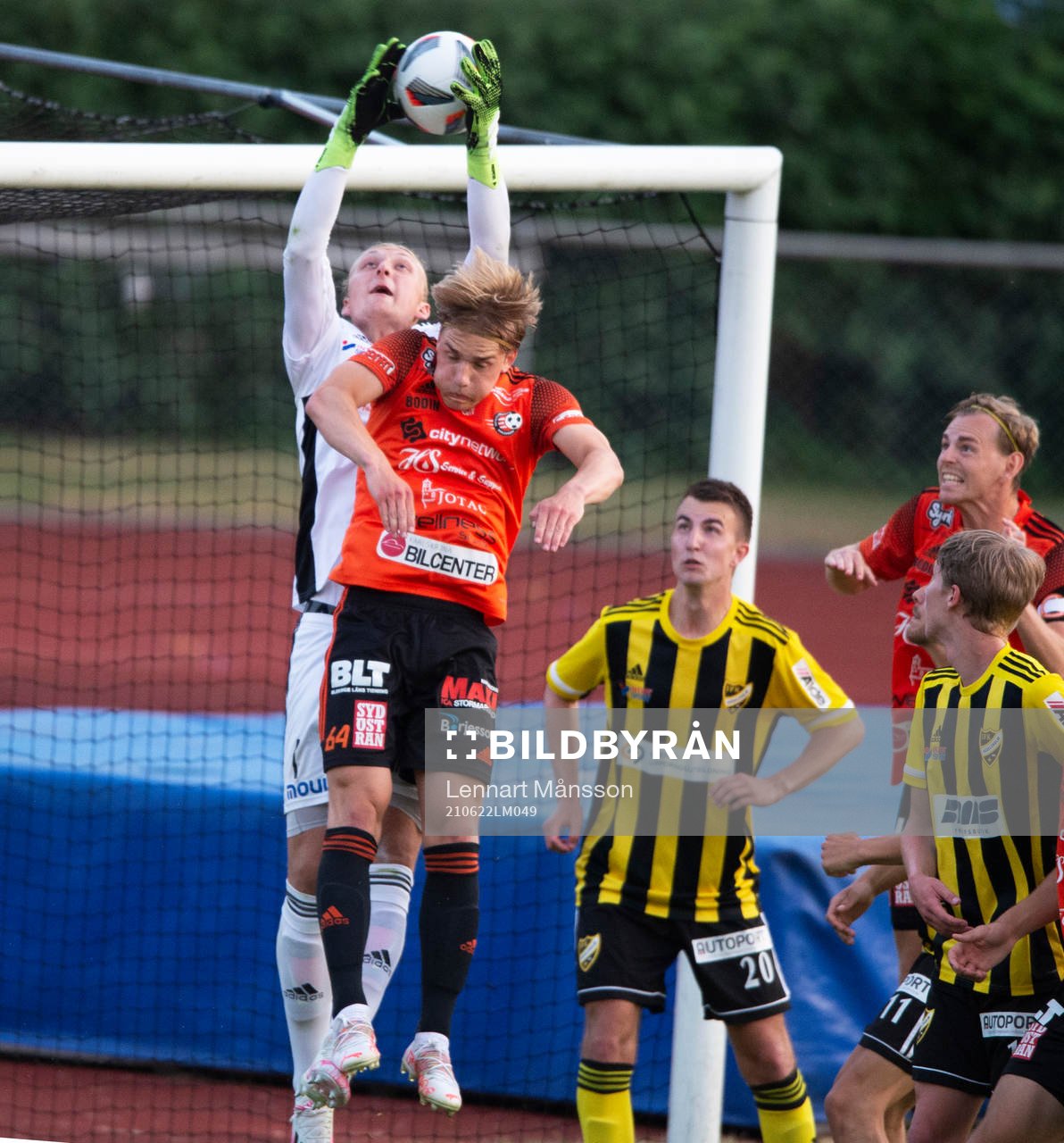 IFK Hässleholms målvakt Carl Lundahl Persson blir ojuste attackerad när han har bollen i säkert grepp men målet som betydde 2-1 i 90:e minuten godkänns och vilda protester i matchen i div. 2 mellan Karlskrona och IFK Hässleholm i Karlskrona 22 juni 2021.