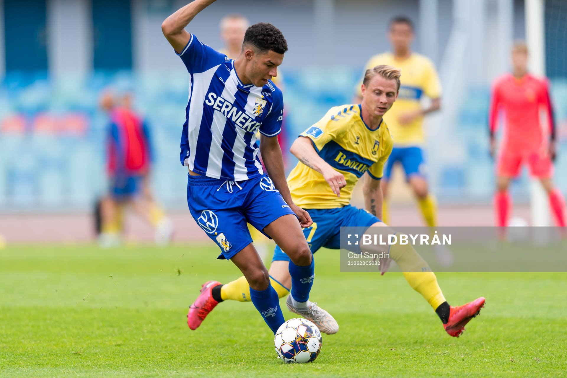 IFK Göteborgs Alexander Jallow och Bröndbys Simon Hedlund