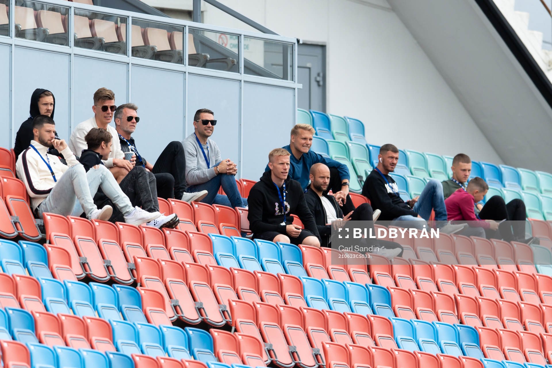 IFK Göteborgs Oscar Wendt och Robin Söder på läktaren