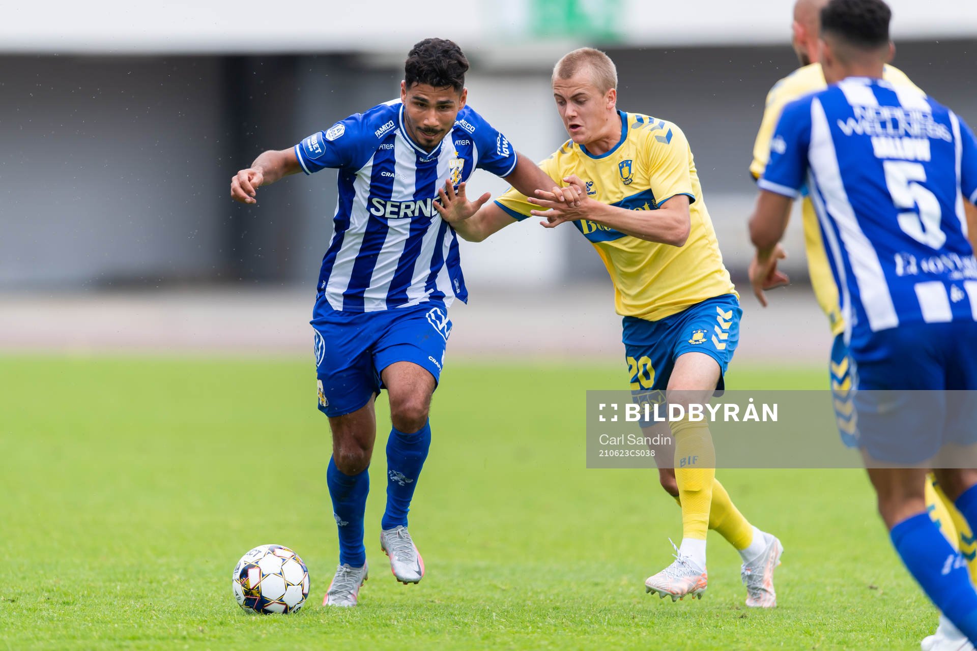 IFK Göteborgs Hosam Aiesh och  Bröndbys Oskar Fallenius
