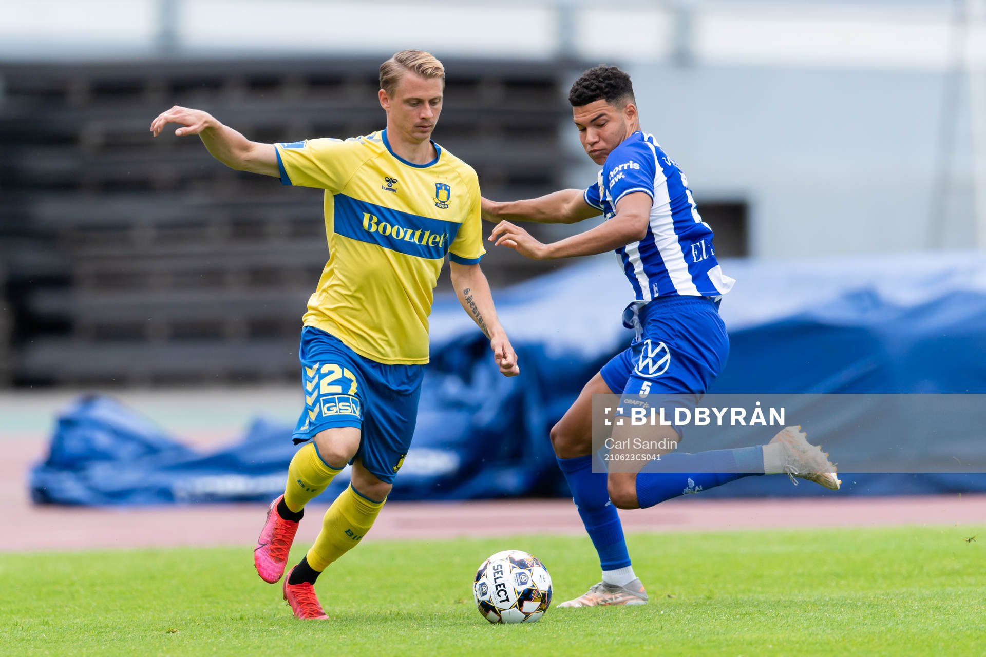 Bröndbys Simon Hedlund och  IFK Göteborgs Alexander Jallow