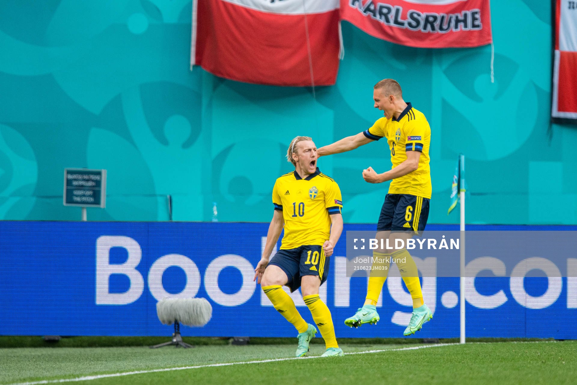 Emil Forsberg of Sweden celebrate with Ludwig Augustinsson