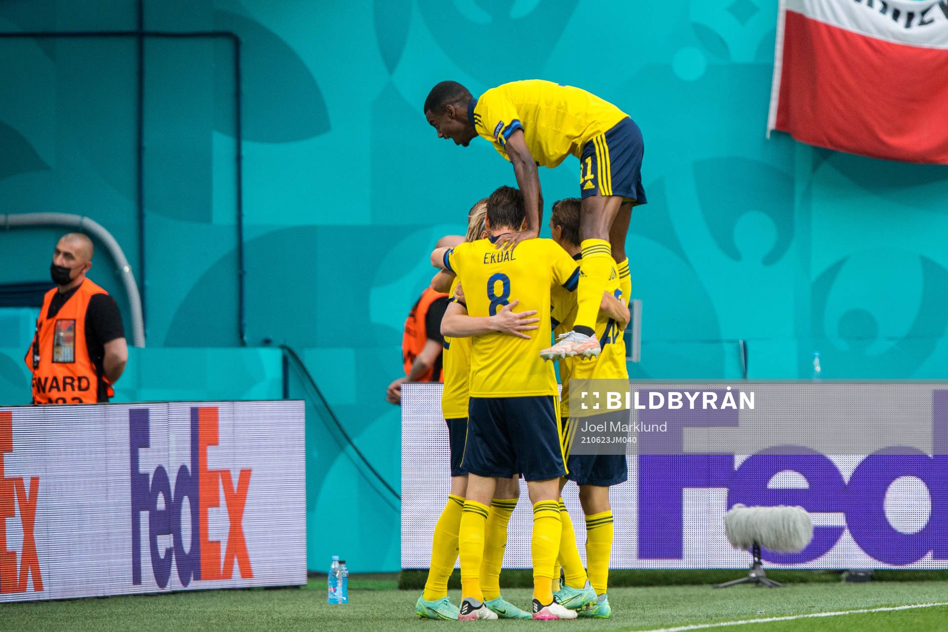 Emil Forsberg of Sweden celebrate with Alexander Isak