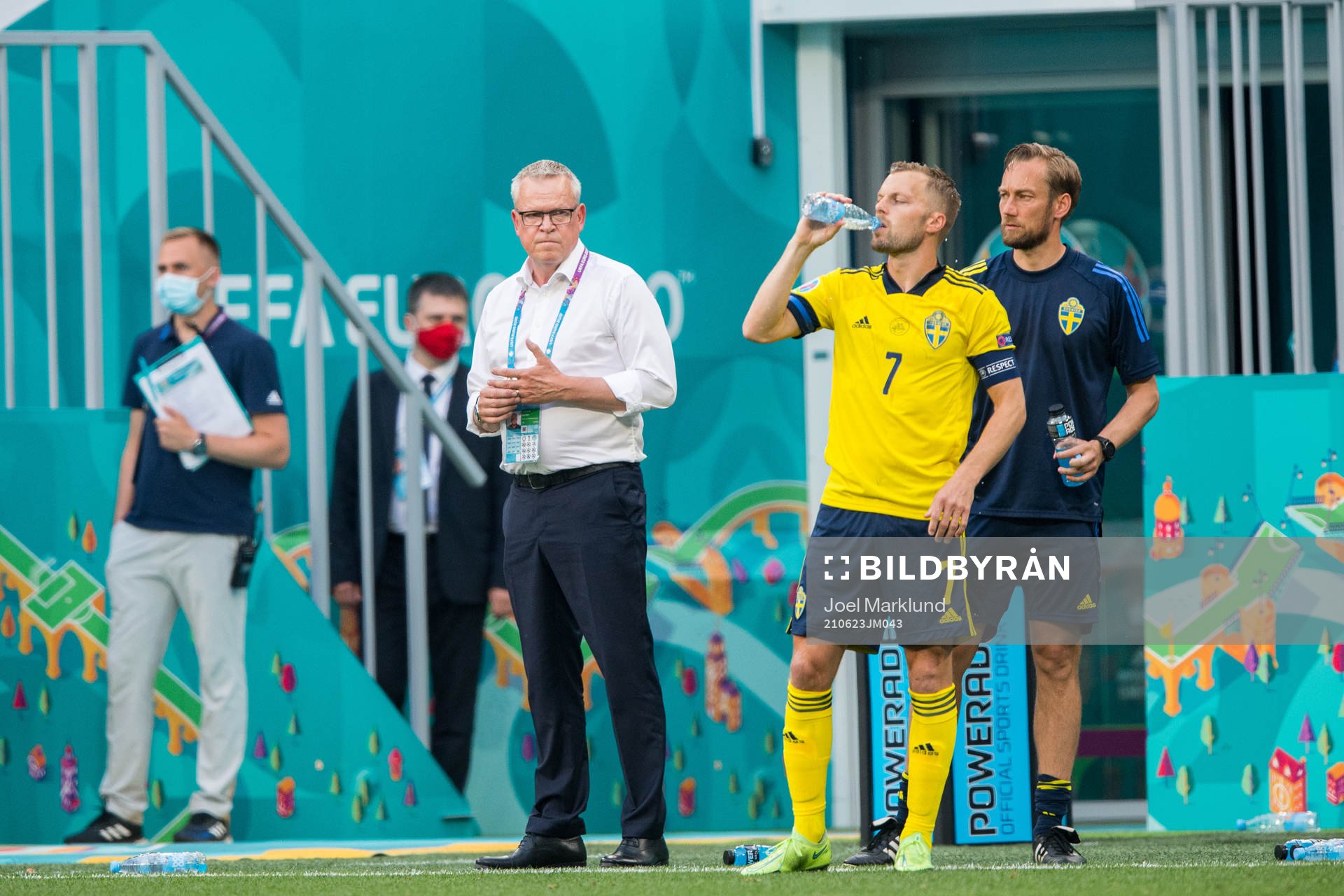 Head coach Janne Andersson and Sebastian Larsson of Sweden