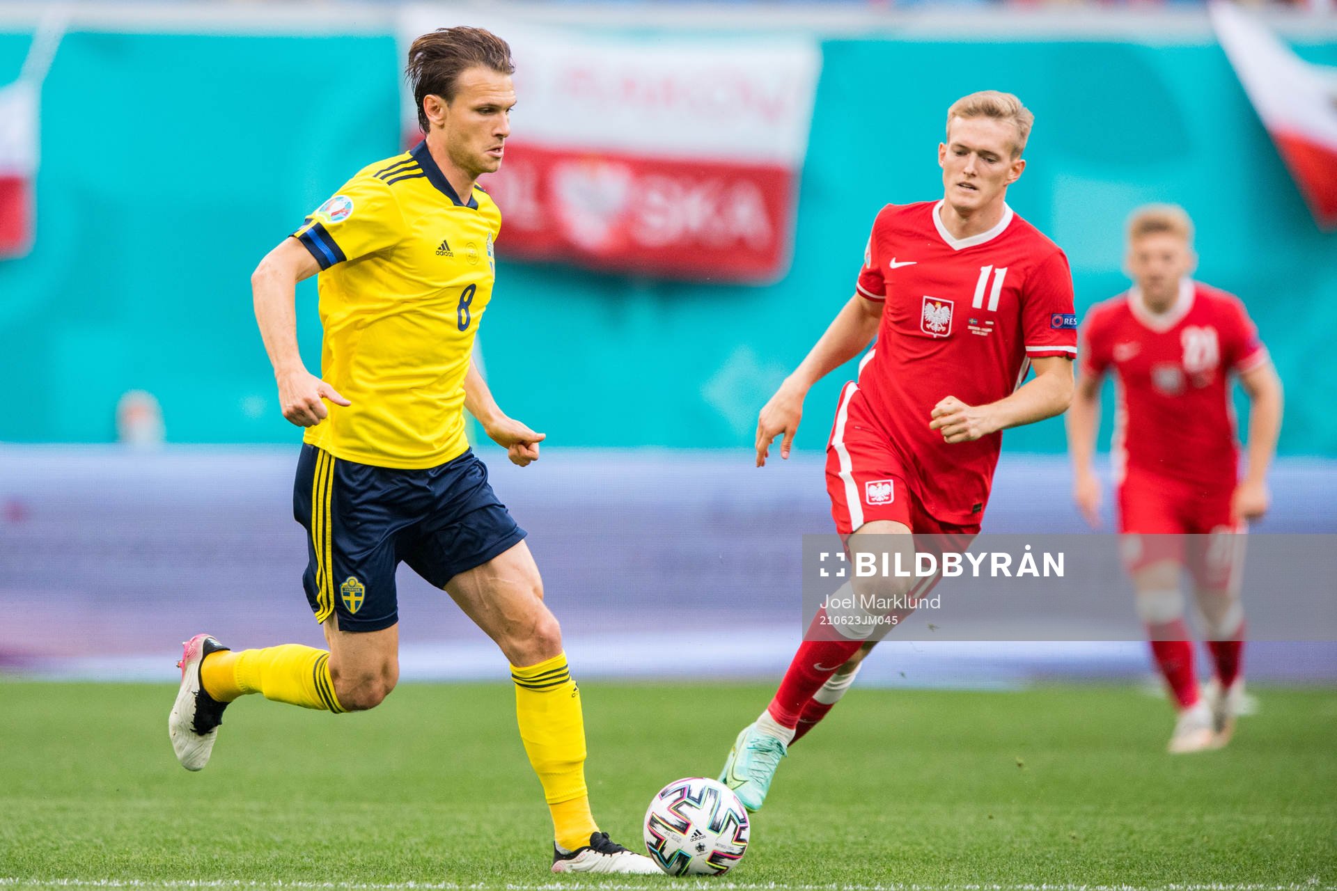Albin Ekdal of Sweden and Karol Swiderski of Poland
