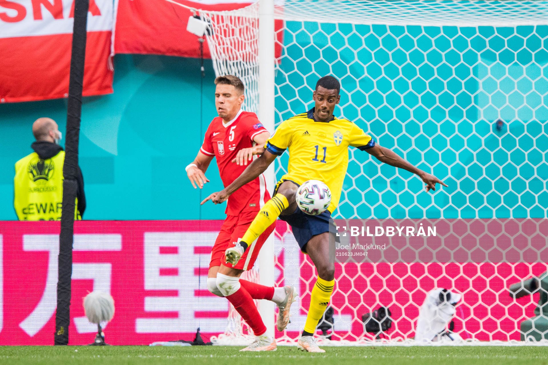 Jan Bednarek of Poland and Alexander Isak of Sweden