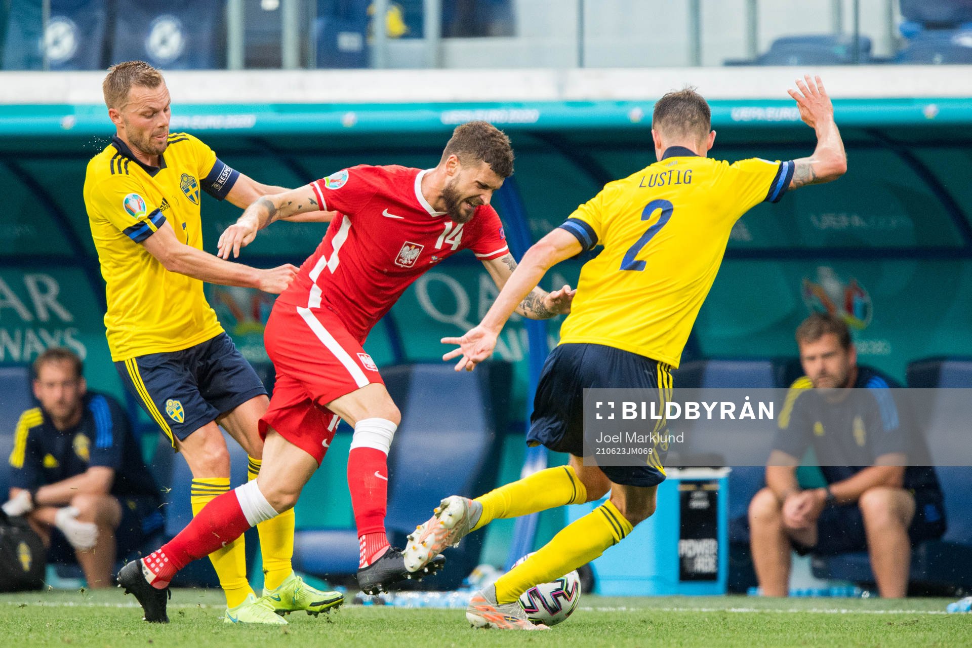 Sebastian Larsson and Mikael Lustig against Mateusz Klich