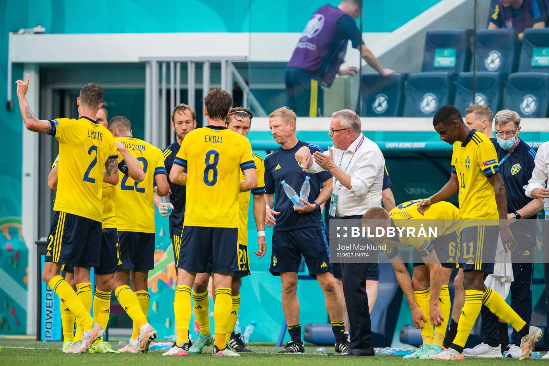 Head coach Janne Andersson of Sweden speaks with the players