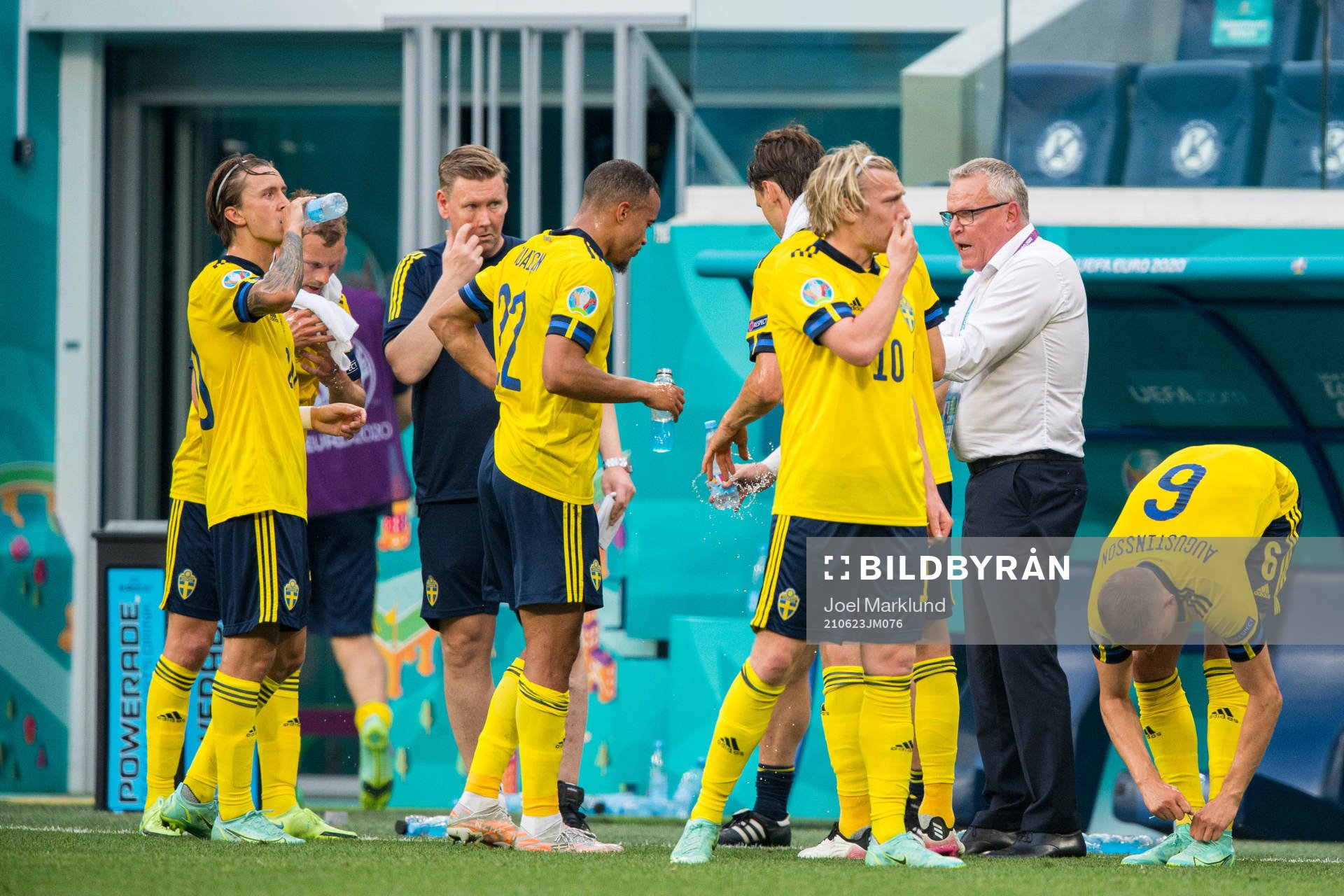 Emil Forsberg and head coach Janne Andersson  of Sweden