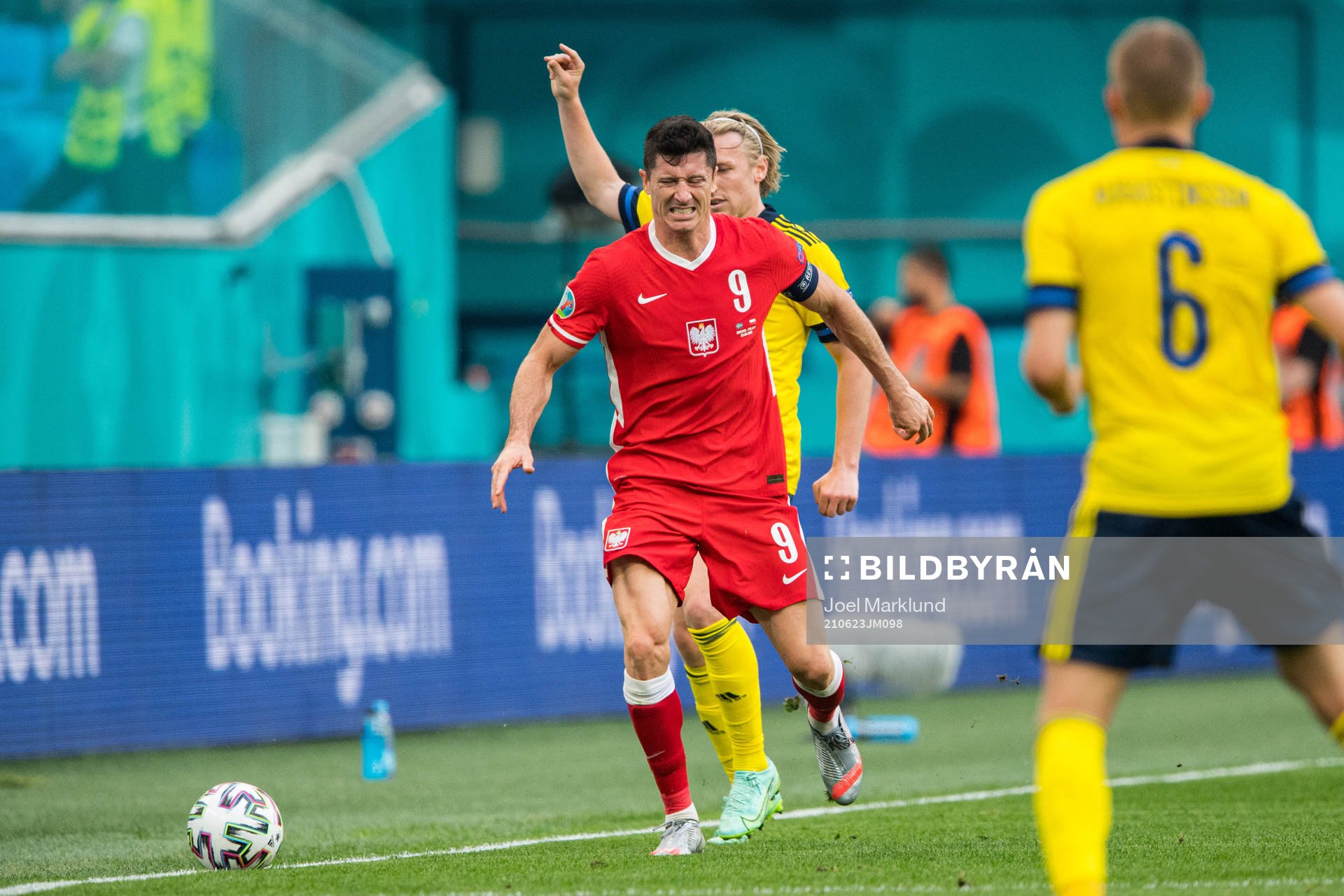 Robert Lewandowski of Poland and Emil Forsberg of Sweden