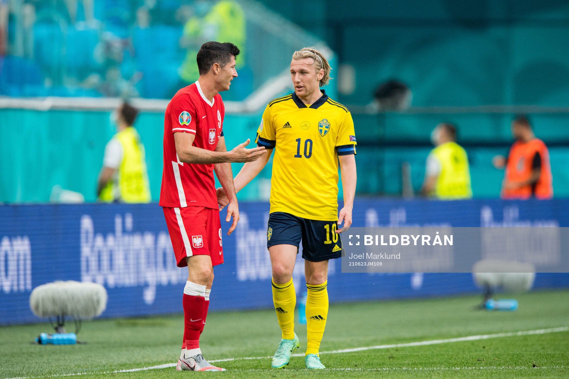 Robert Lewandowski of Poland and Emil Forsberg of Sweden