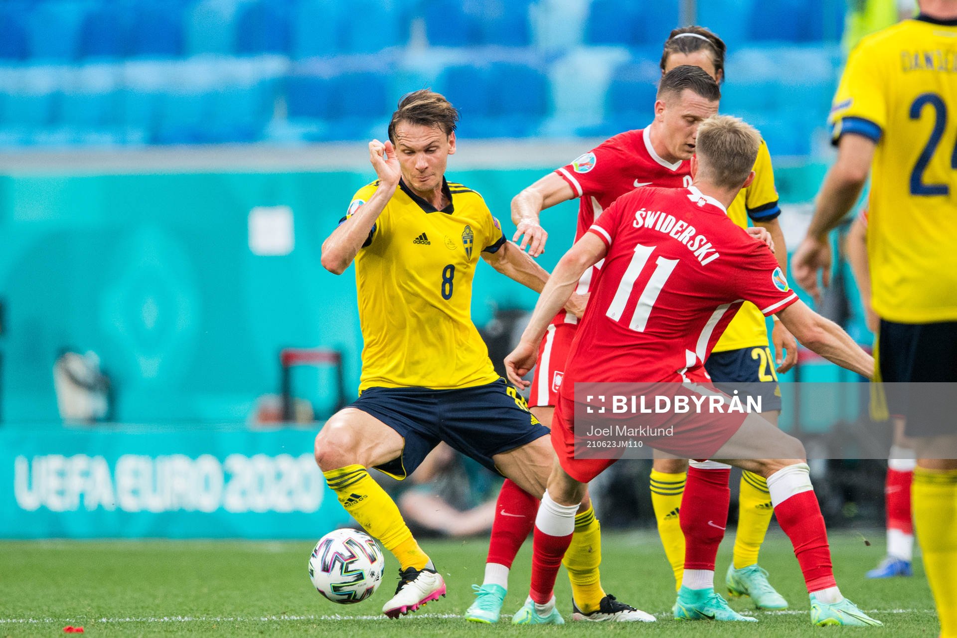 Albin Ekdal of Sweden and Karol Swiderski of Poland
