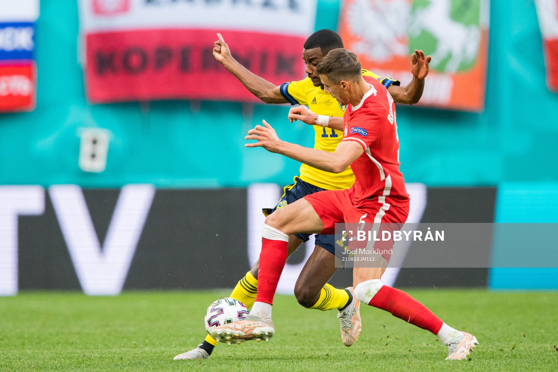 Alexander Isak of Sweden and Jan Bednarek of Poland