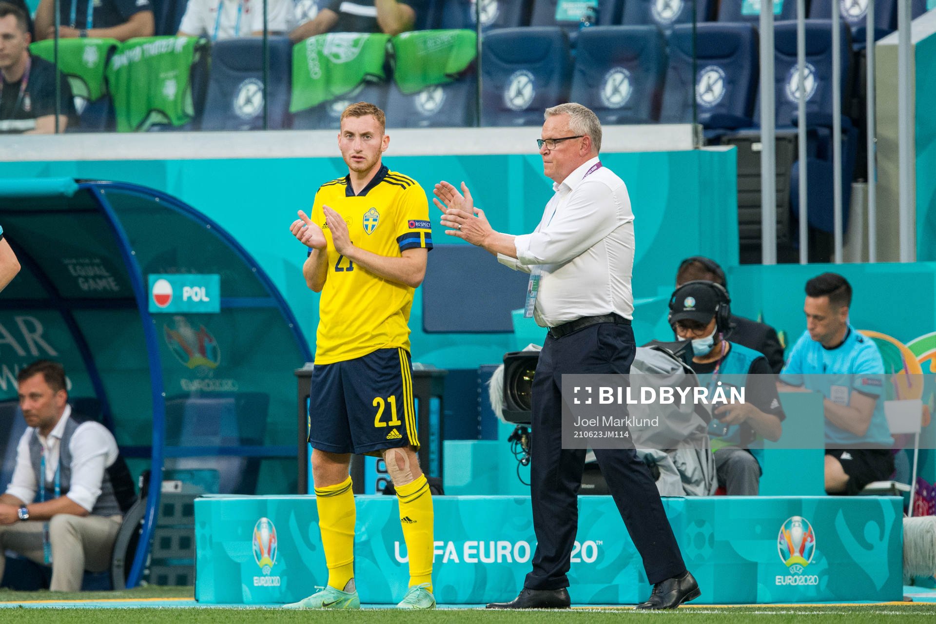 Dejan Kulusevski and head coach Janne Andersson of Sweden