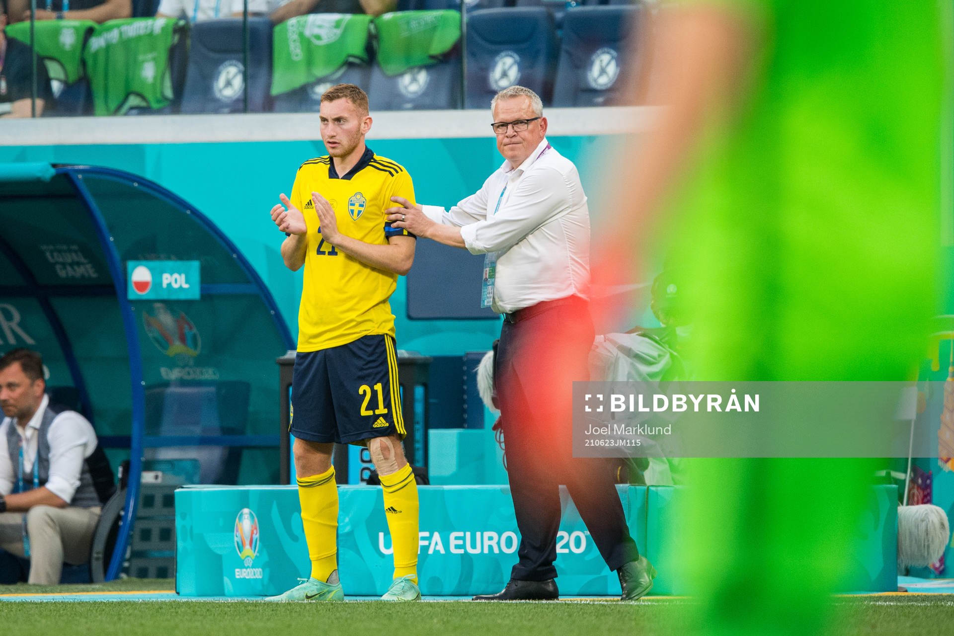 Dejan Kulusevski and head coach Janne Andersson of Sweden