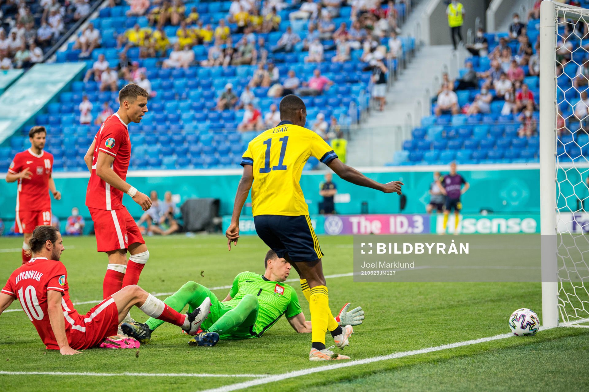 Alexander Isak of Sweden against Grzegorz Krychowiak and goalkeeper Wojciech Szczesny of Poland during the UEFA Euro 2020 Football Championship match between Sweden and Poland on June 23, 2021 in Saint Petersburg. 