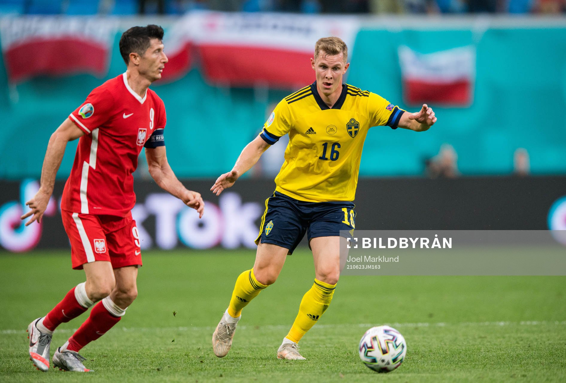 Robert Lewandowski of Poland and Emil Krafth of Sweden