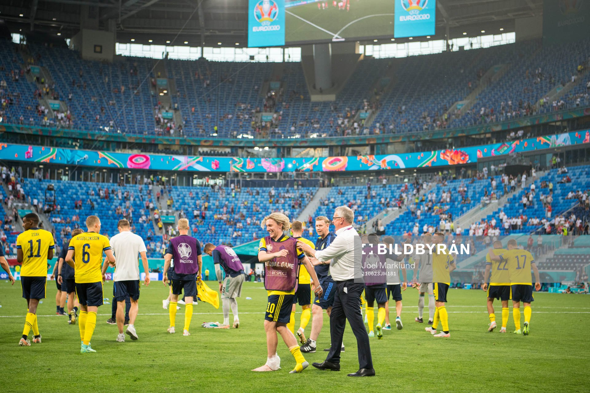Emil Forsberg and head coach Janne Andersson of Sweden