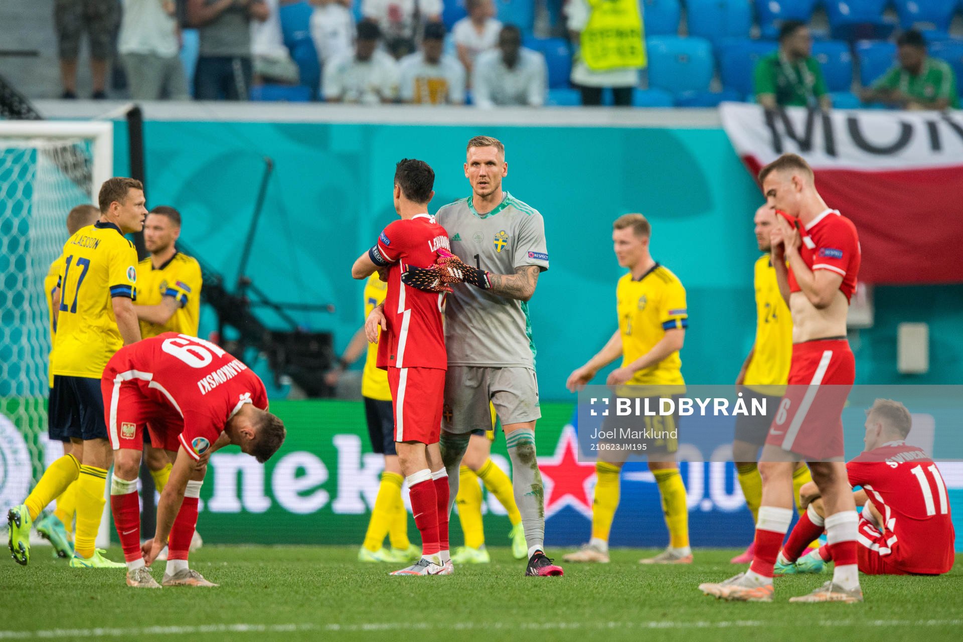 Robert Lewandowski of Poland and goalkeeper Robin Olsen of