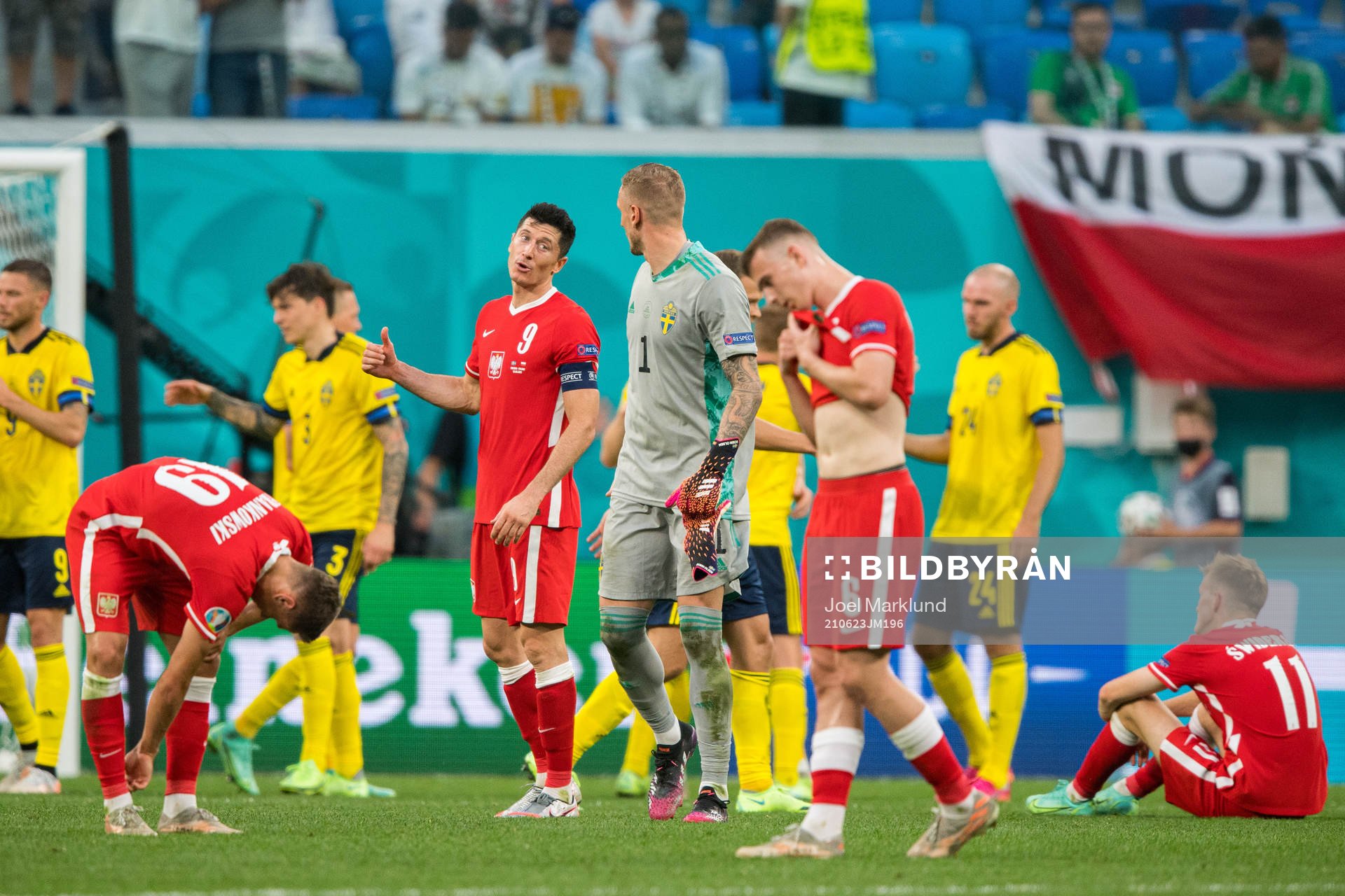 Robert Lewandowski of Poland and goalkeeper Robin Olsen of