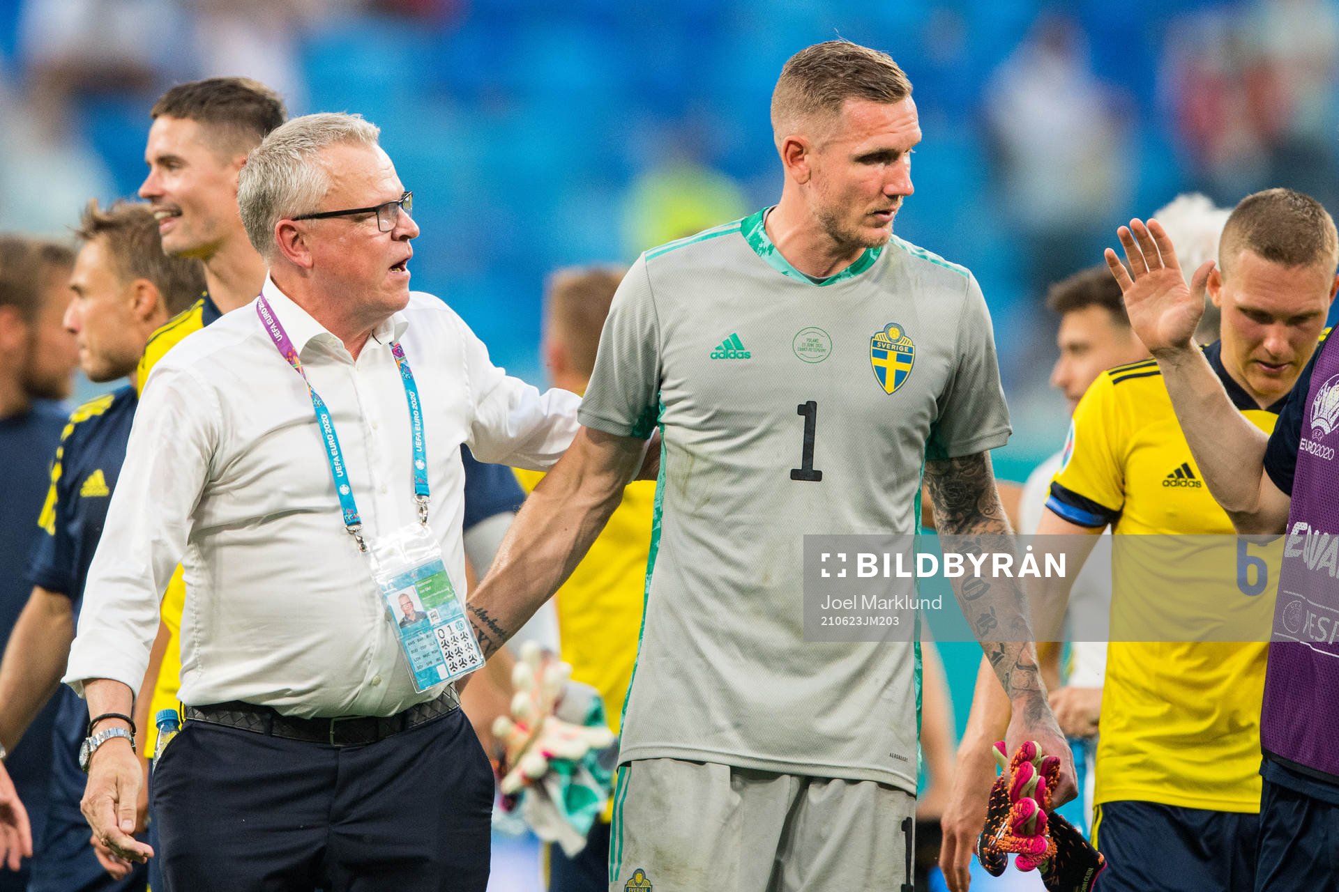 Head coach Janne Andersson and goalkeeper Robin Olsen of