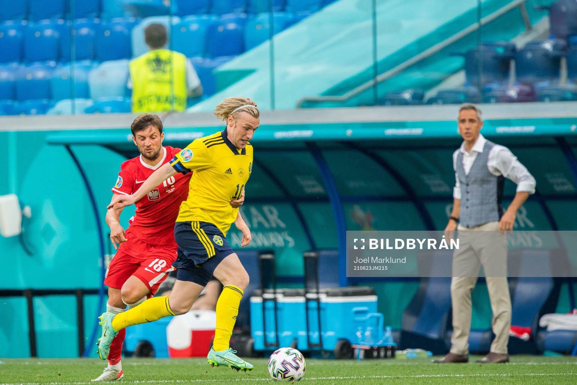 Emil Forsberg of Sweden and Bartosz Bereszynski of Poland