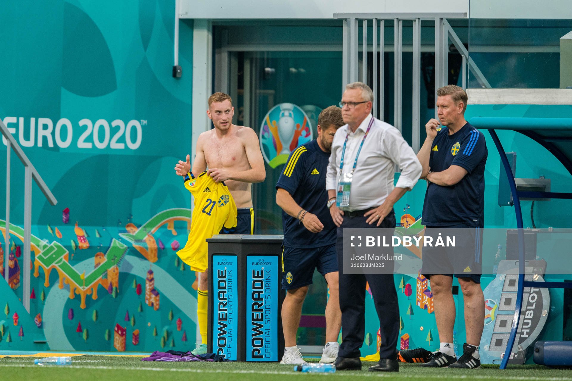 Dejan Kulusevski, head coach Janne Andersson and assistant