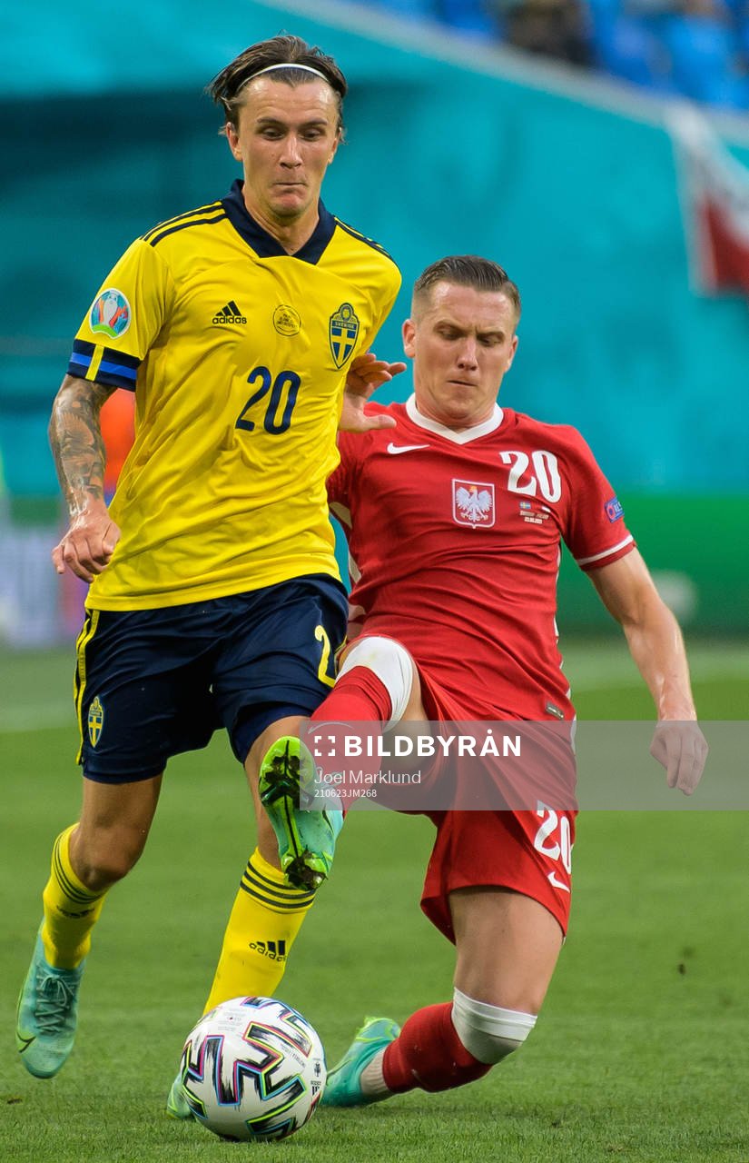 Kristoffer Olsson of Sweden and Piotr Zielinski of Poland during the UEFA Euro 2020 Football Championship match between Sweden and Poland on June 23, 2021 in Saint Petersburg.