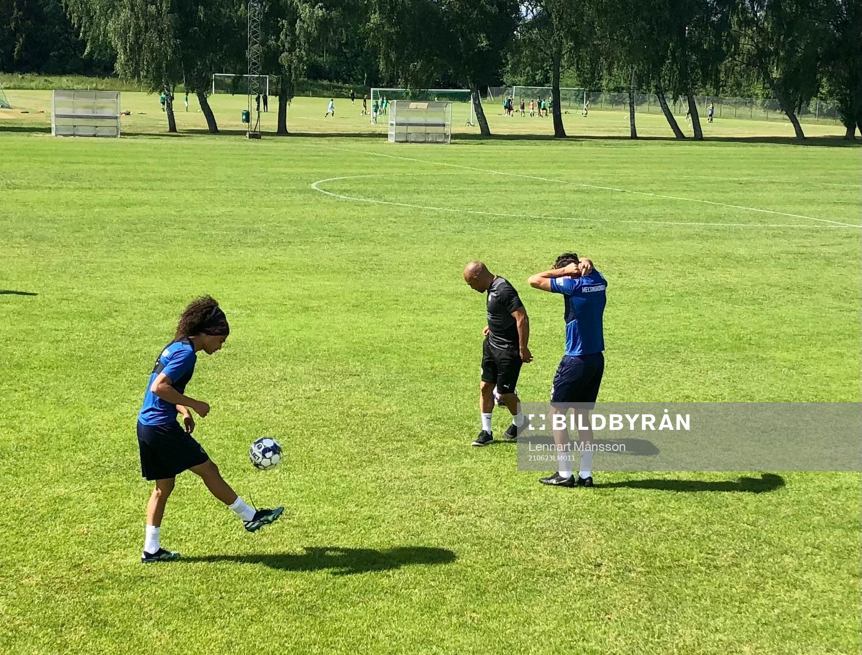Adam Kaied, Helsingborgs IF, jonlerar på träningsläger i