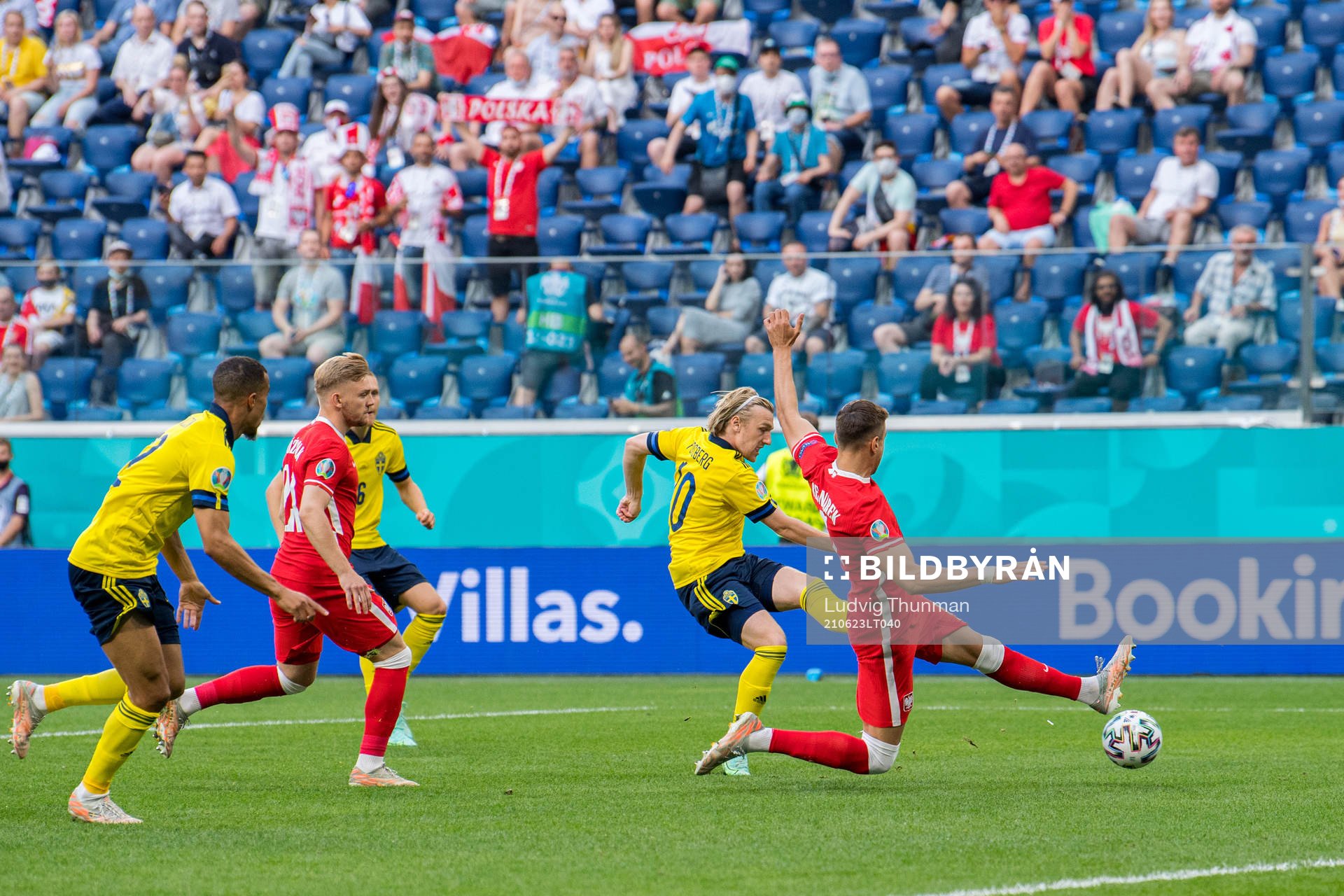 Emil Forsberg of Sweden scores the 1-0 goal