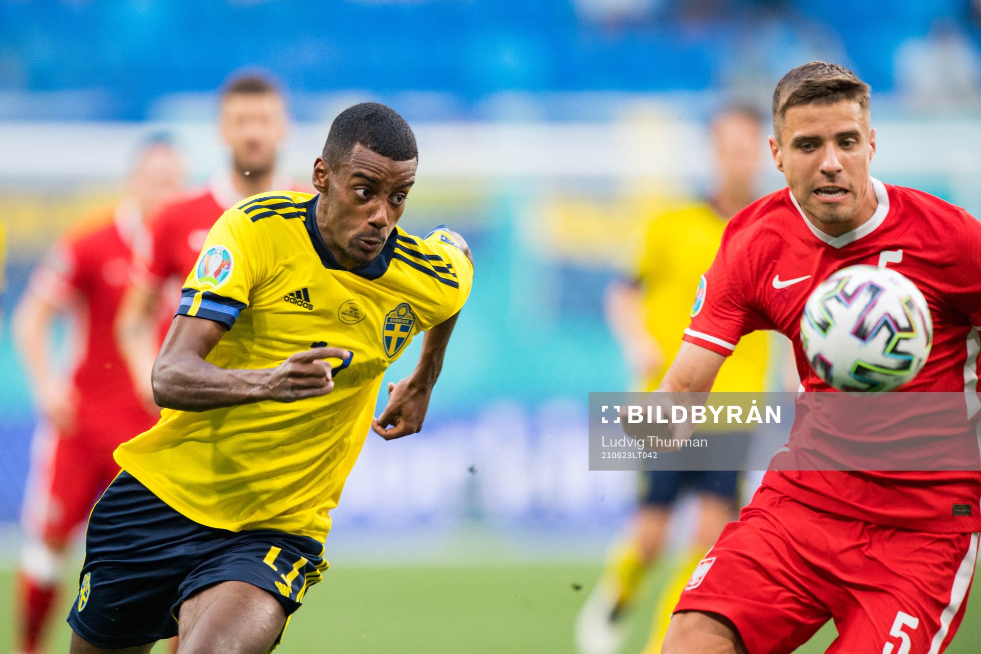 Alexander Isak of Sweden and Jan Bednarek of Poland