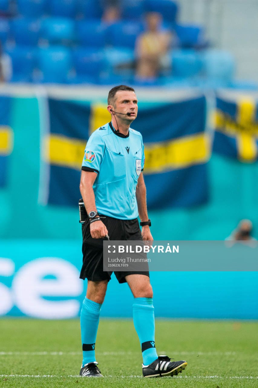 Referee Michael Oliver