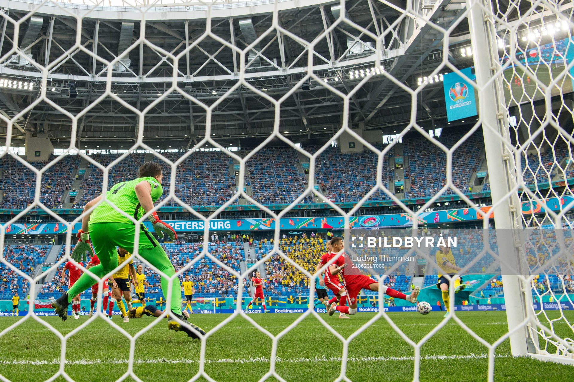 Emil Forsberg of Sweden scores the 1-0 goal against