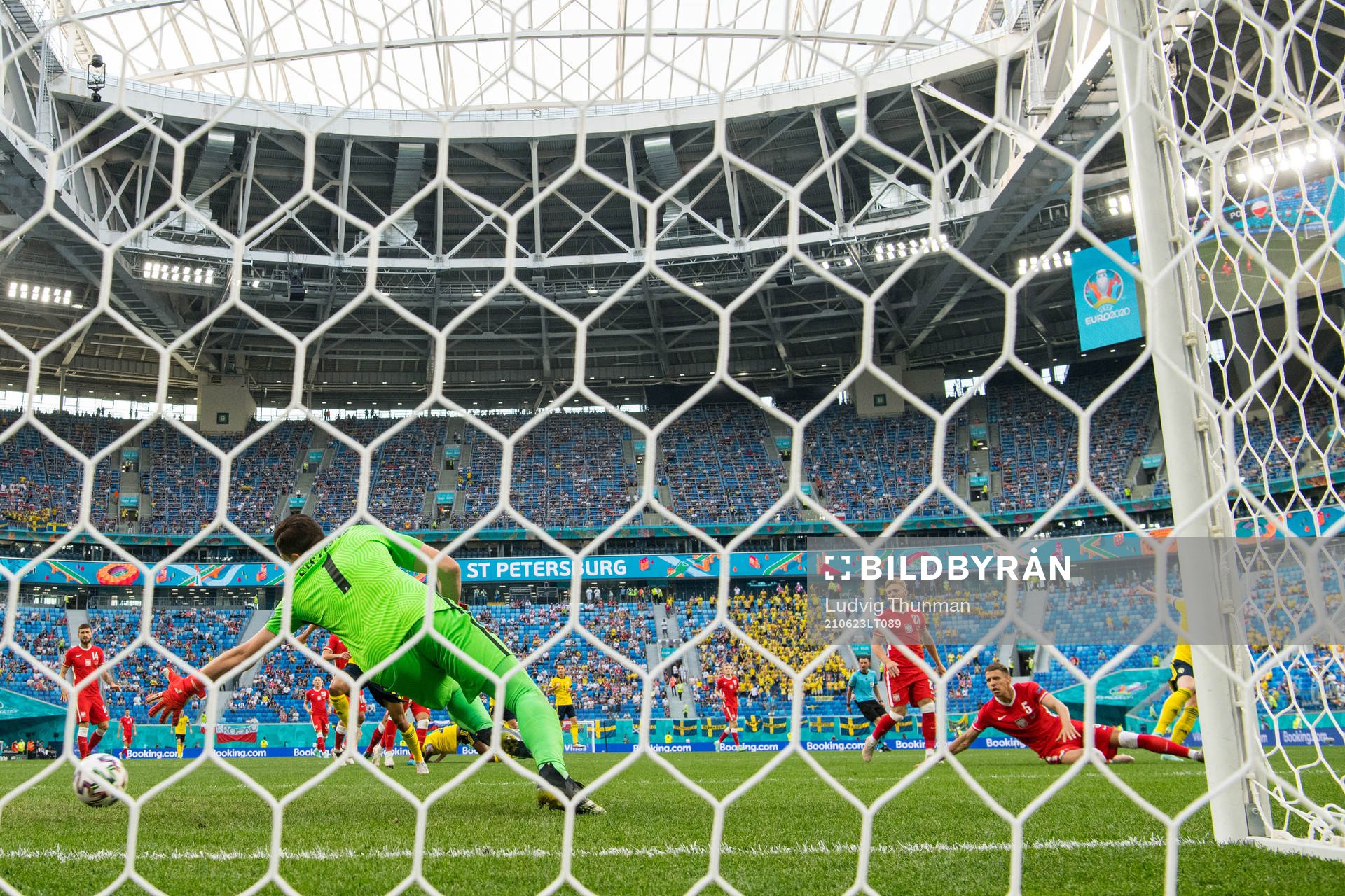 Emil Forsberg of Sweden scores the 1-0 goal against