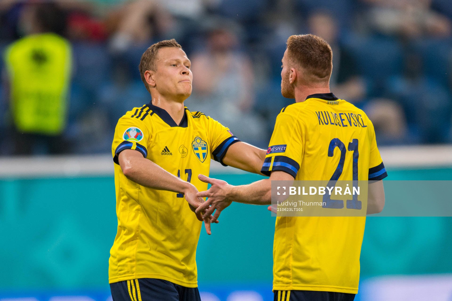 Viktor Claesson of Sweden celebrate with Dejan Kulusevski