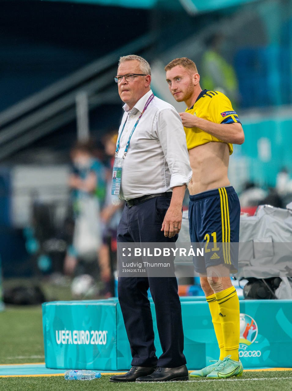 Dejan Kulusevski and head coach Janne Andersson of Sweden