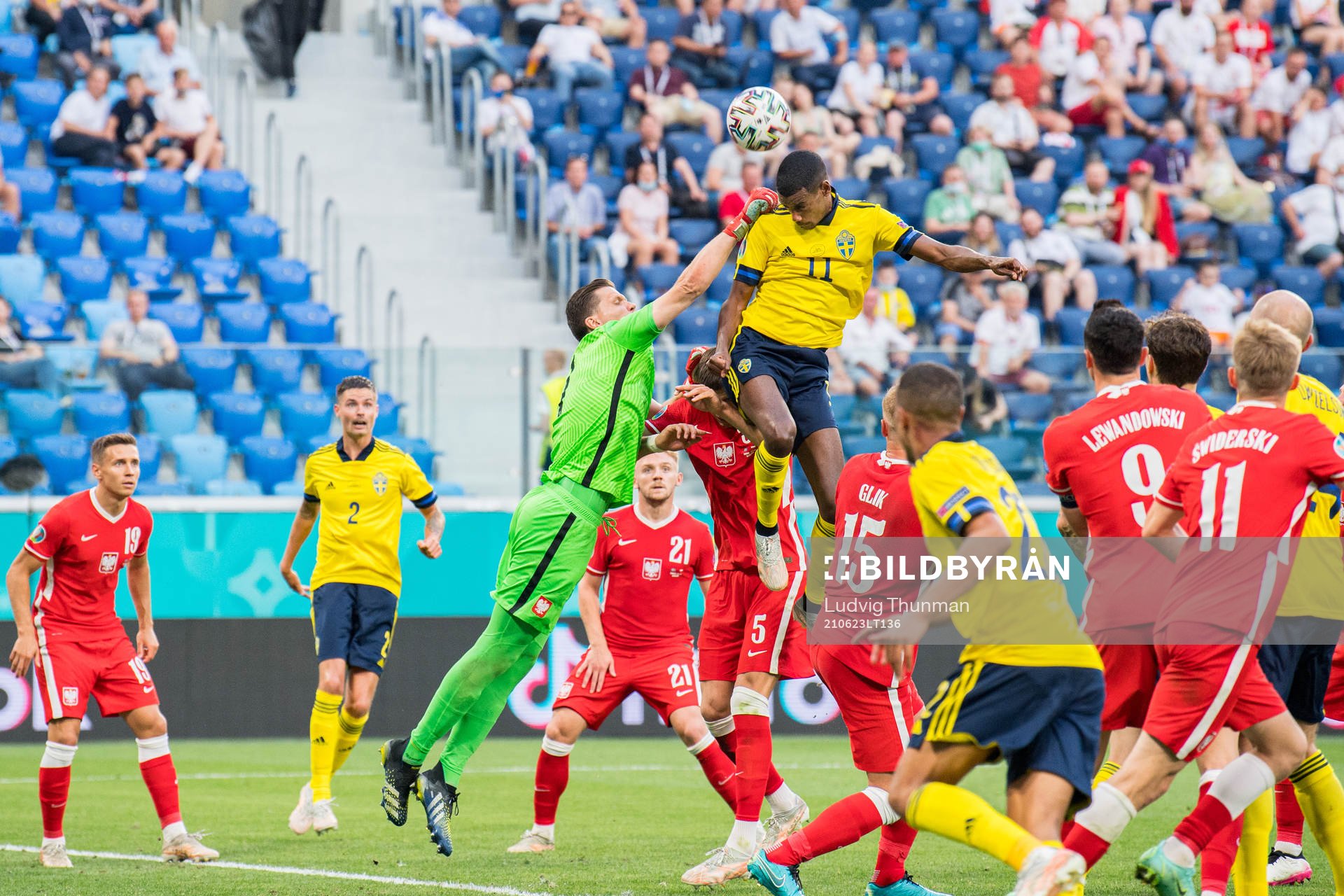Alexander Isak of Sweden and goalkeeper Wojciech Szczesny