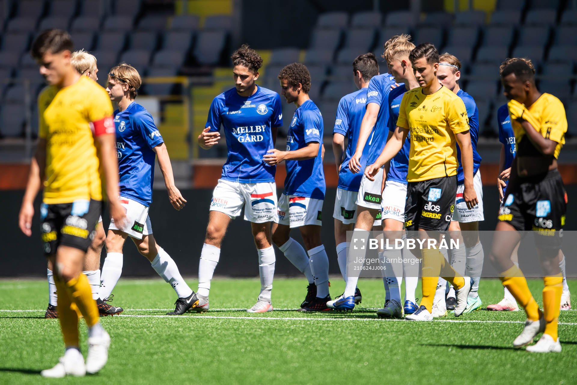 Trelleborgs Eren Alievski jublar med lagkamrater
