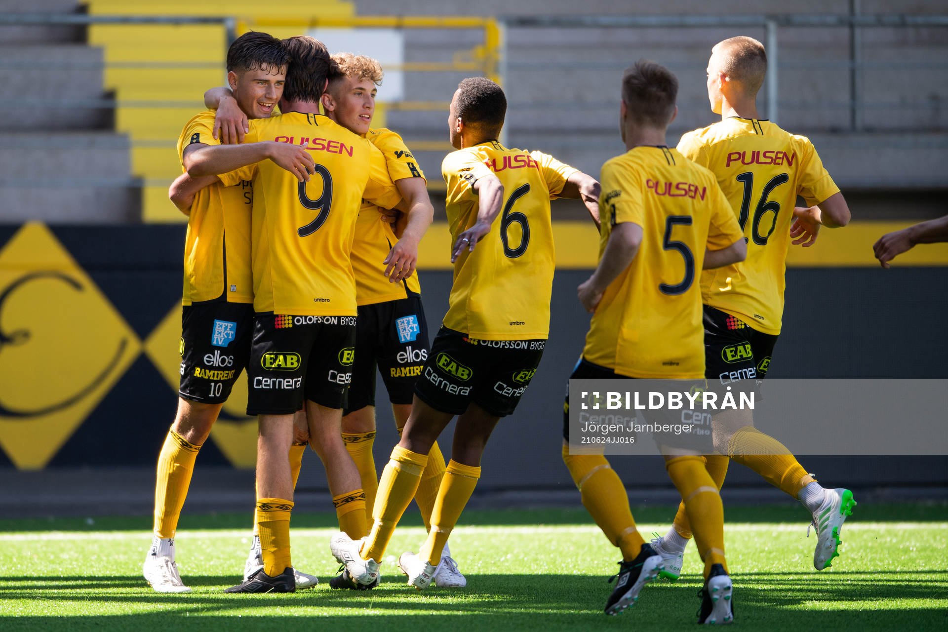 Elfsborgs Besfort Zeneli jublar med lagkamraterna