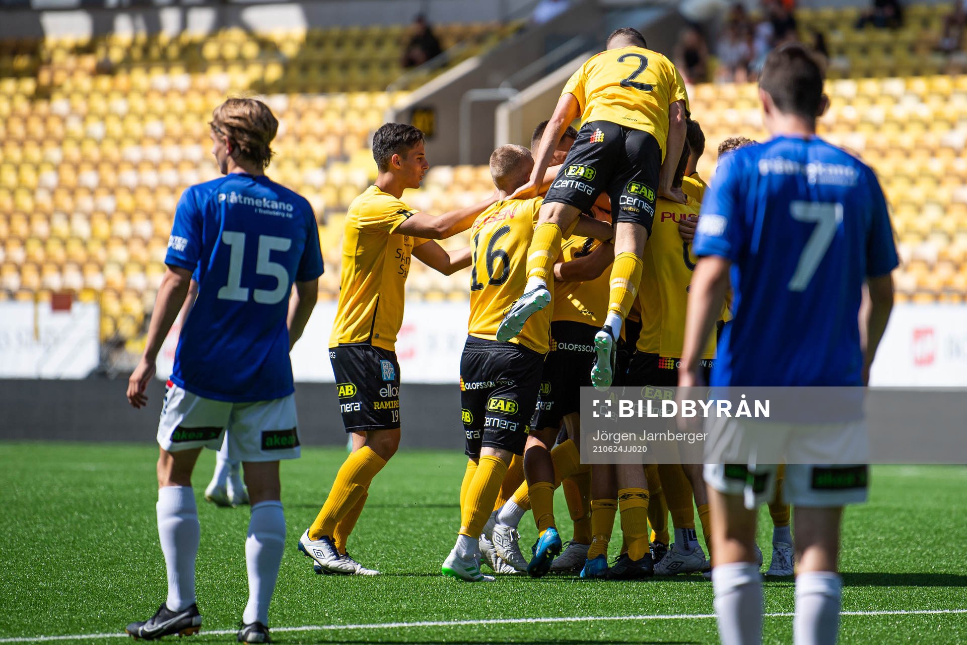 Elfsborgs Theo Lind kramas om av lagkamraterna