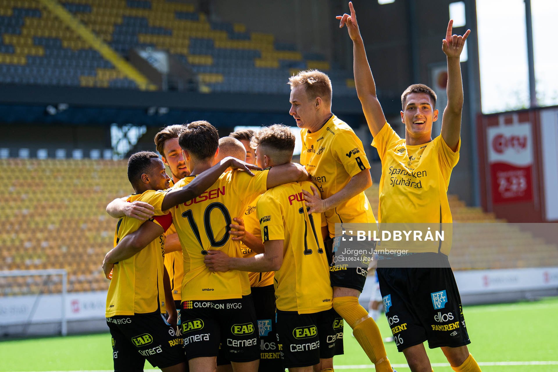 Elfsborgs Amer Jusic och spelare jublar